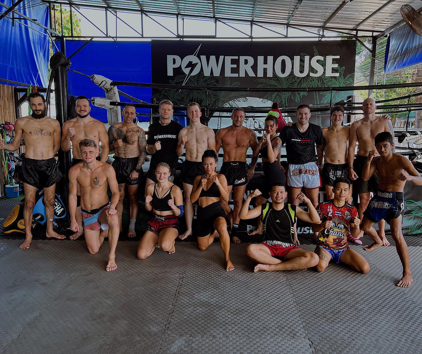 A group of members of the PowerHouse Gym in Phuket pose
https://www.nowmuaythai.com/gym/power-house-phuket#gallery-2