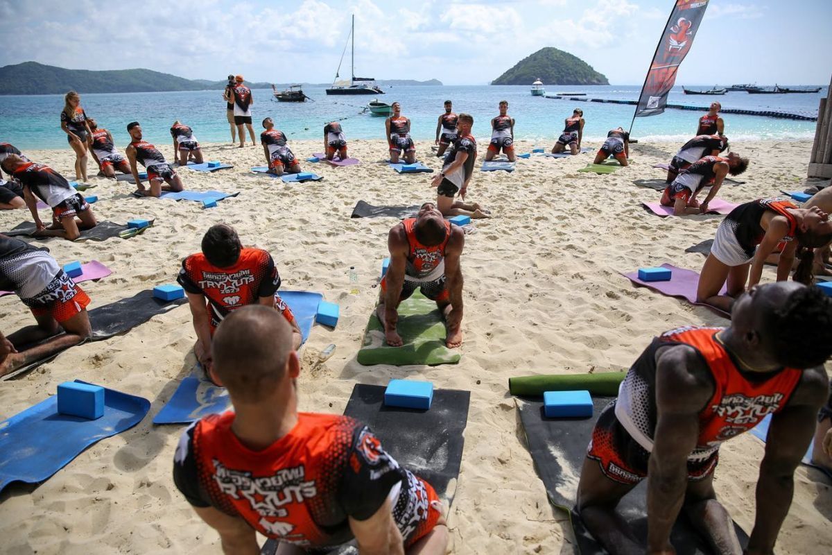 A group of Muay Thai enthusiasts training on a beach, showcasing the benefits of the special 90-day Muay Thai visa. Perfect for those looking to train Muay Thai and explore Thailand with the Muay Thai visa.